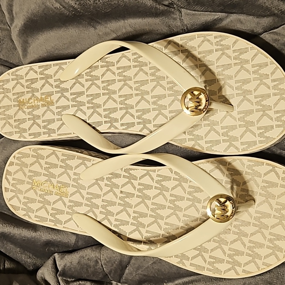 Michael kors flip flops